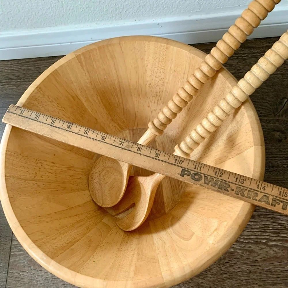 Wooden bowl with 2 spoons